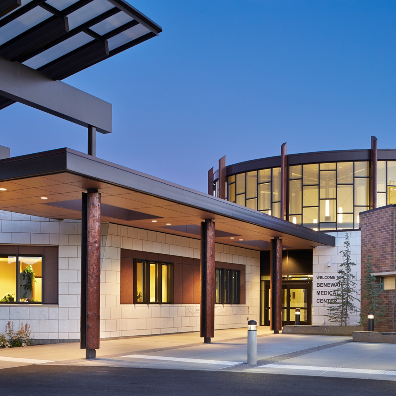 The Marimn
Health Medical Center (formerly the Benewah Medical Clinic)
incorporates architecture and detailing that references the tribe cultural and
historical precedents. — NAC Architecture