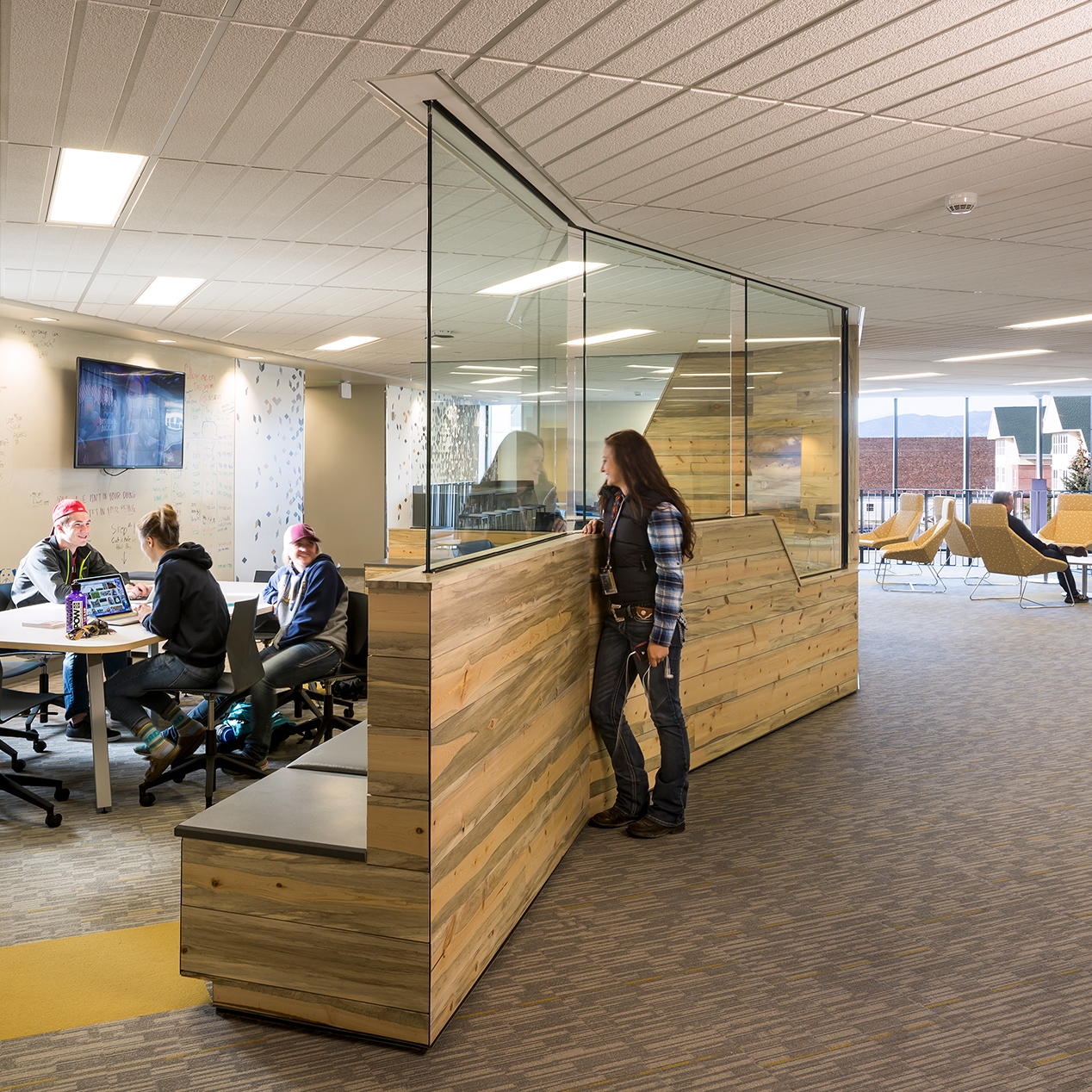 Smaller spaces within each floor's shared community area are
separated by large glass partitions, which allow students passing by to observe
their peers socializing or studying.
