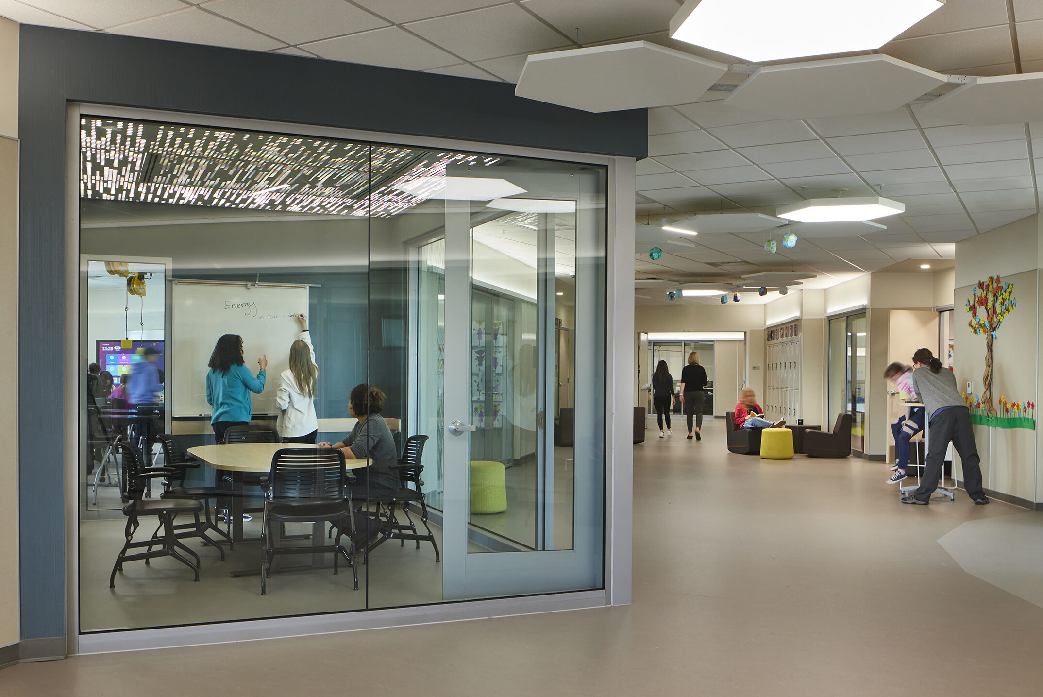 Huddle rooms within the learning neighborhoods provide visible but acoustically secure spaces for student groups, intervention meetings, or instructor and student one-on-one meetings.