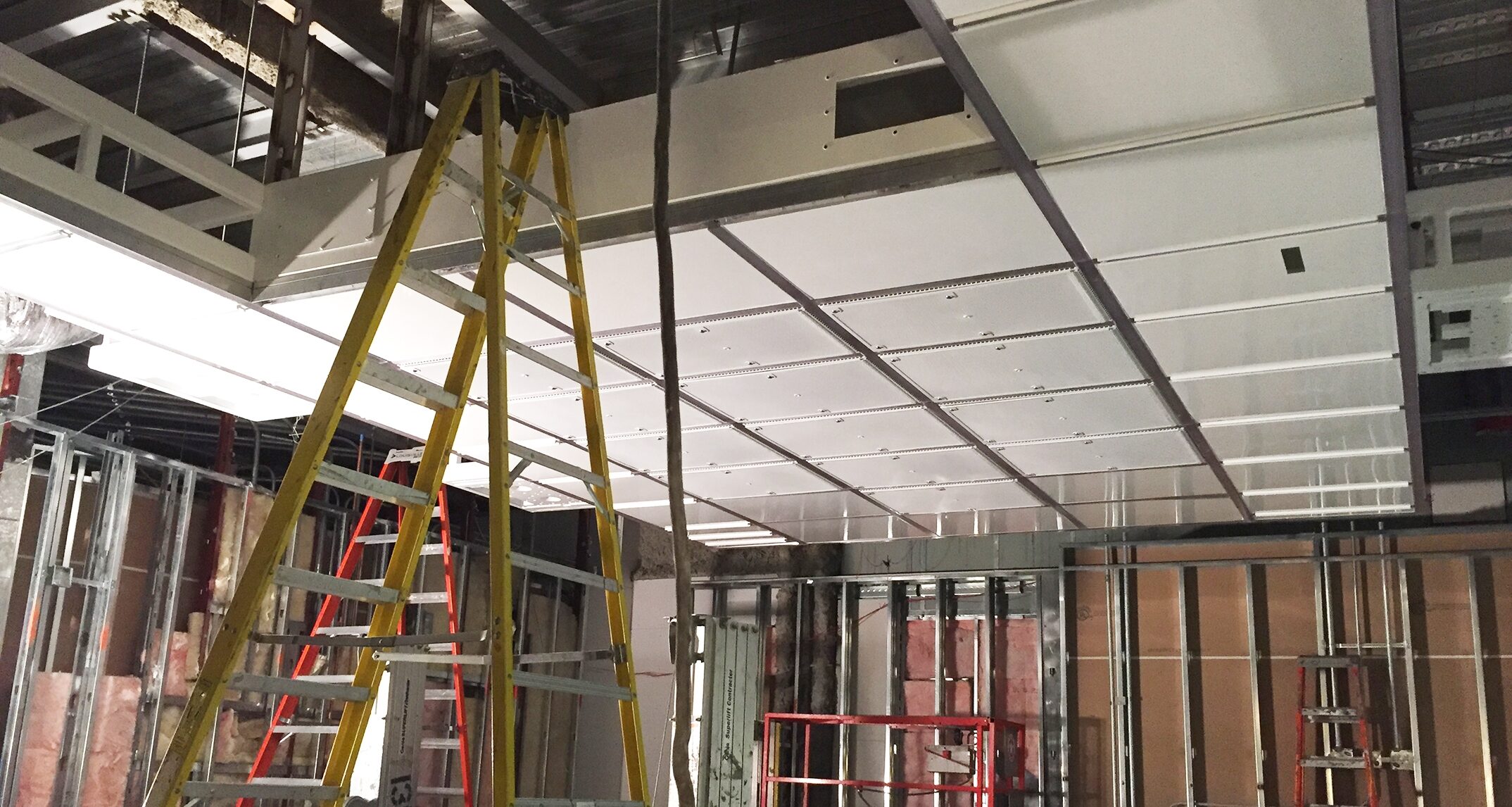An integrated ceiling system in a hybrid OR houses all overhead equipment in a modular, prefabricated system. This minimizes conflicts with ductwork and utilities. Kootenai Health – NAC