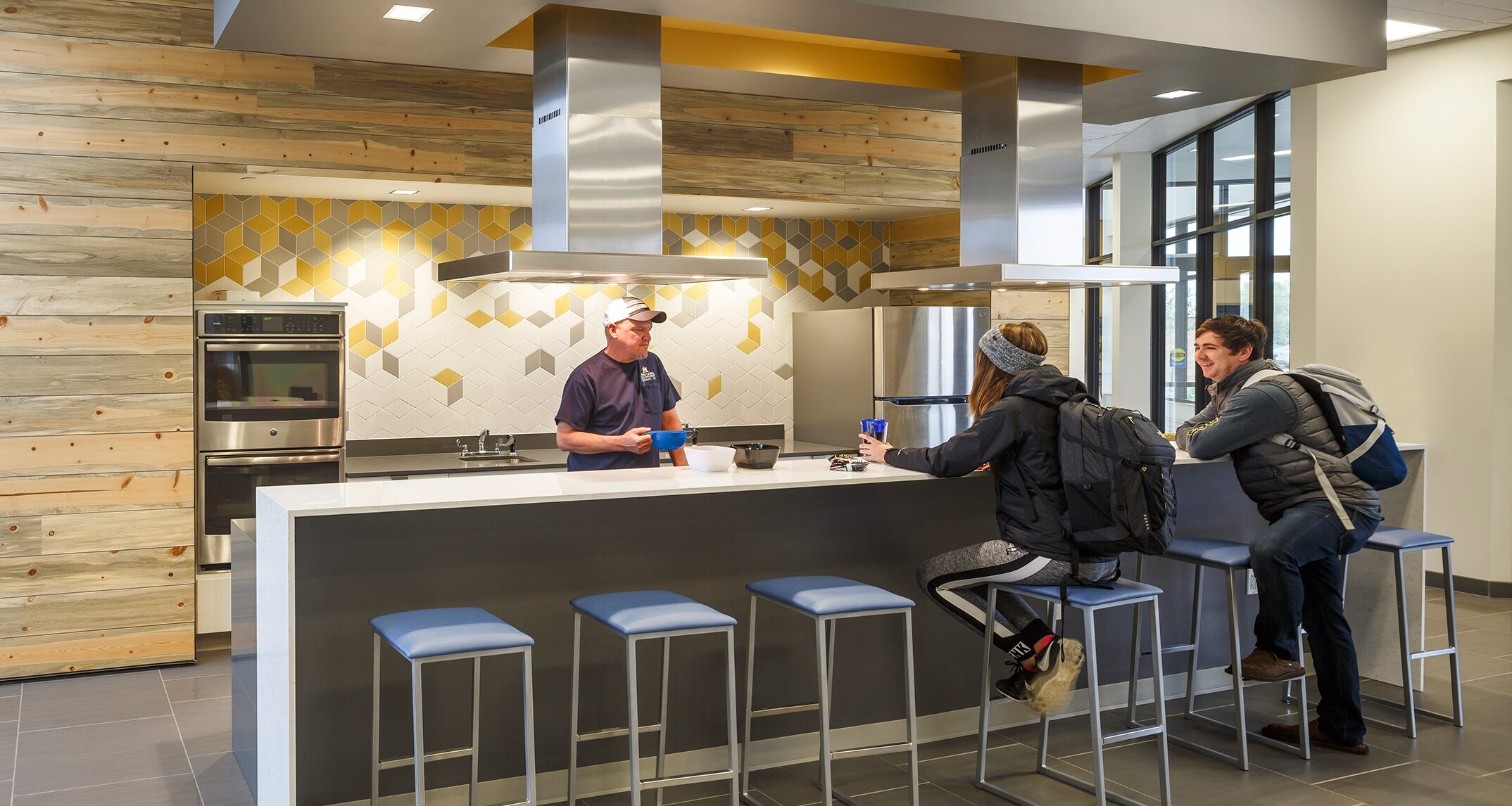 A large community kitchen located just off the main lobby gives students an opportunity to cook and share meals with each other, and meet residents from other floors that they might not see on a regular basis. 