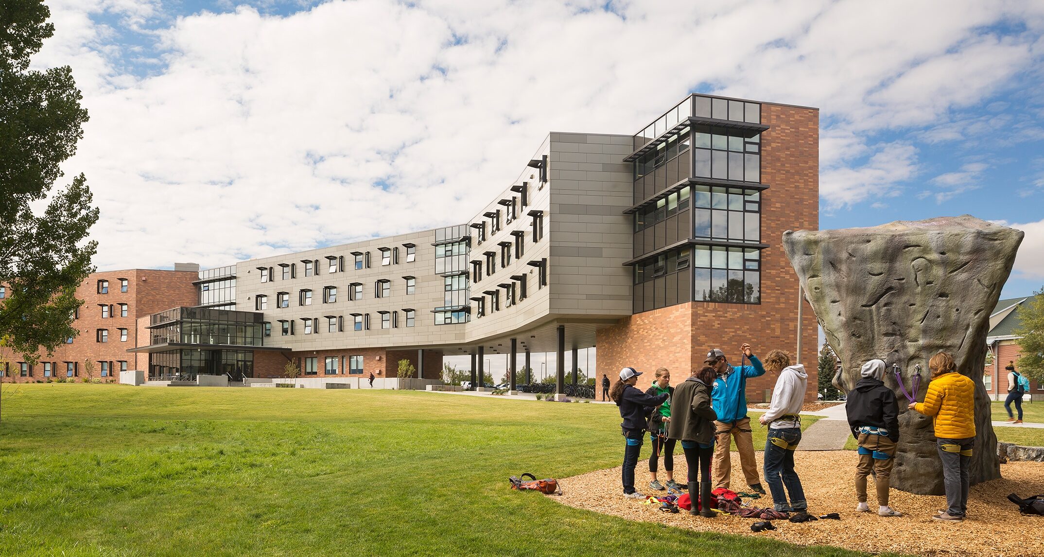 A pedestrian pass-through at Yellowstone Hall leads to a recreation area located behind the building. This provides both a visual and physical connection for students to take advantage of their 